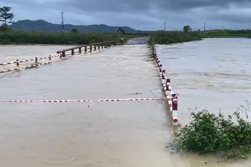 Cầu bị ngập, học sinh phải đi đường vòng 10km để đến trường ở Đắk Lắk