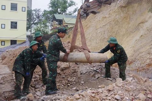 Đào móng nhà, phát hiện quả bom nặng 230kg