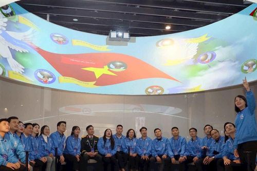 Đại biểu dự Đại hội toàn quốc Hội LHTN Việt Nam tham quan, tìm hiểu Bảo tàng Lịch sử Quân sự Việt Nam
