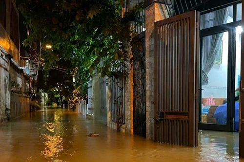 Khánh Hòa: Nhiều khu vực của Nha Trang bị ngập sâu trong đêm