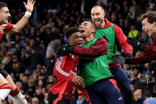 M.U ngược dòng đánh bại Man City kịch tính, Chelsea thăng hoa