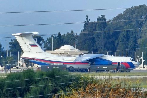 Cảnh máy bay quân sự chở các nhà ngoại giao Nga sơ tán khỏi Syria