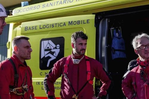 Nỗ lực giải cứu chuyên gia thám hiểm mắc kẹt trong hang động ở Italy
