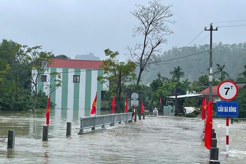 Nước lũ cuốn nhiều học sinh Quảng Nam, 2 em tử vong