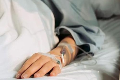 Cô gái 22 tuổi phải nhập viện cấp cứu sau khi hôn 'trai lạ'