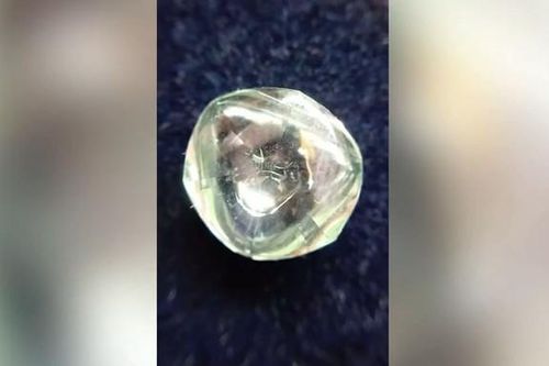 Nam công nhân phát hiện viên kim cương trị giá hơn 1,7 tỷ đồng