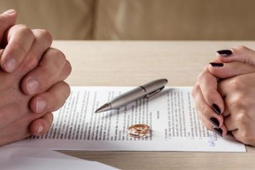 Sự thật phẫn nộ đằng sau việc một cặp đôi kết hôn rồi ly hôn đến 12 lần