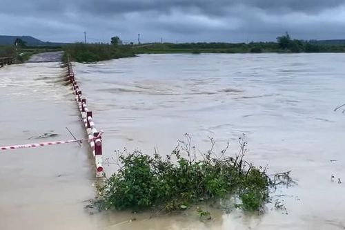 Cầu ngập khiến học sinh, giáo viên và người dân phải đi đường vòng gần 10km