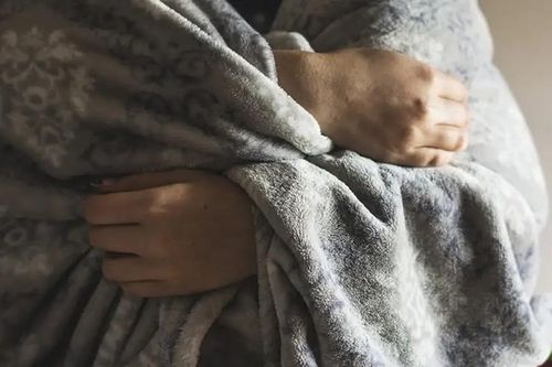 Khoa học giải thích đắp chăn dày liệu có tốt cho sức khỏe