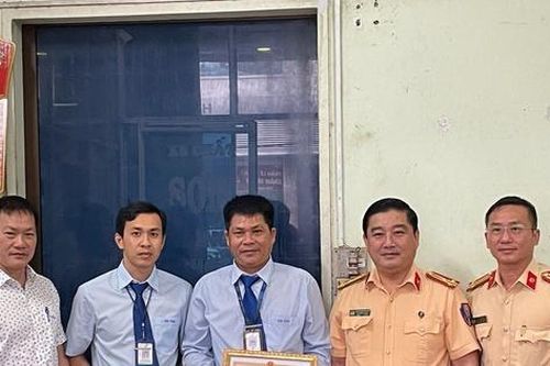 Phá vụ vận chuyển ma túy lớn nhờ nhân viên xe khách phát hiện bất thường ở thùng hàng 'cá khô'