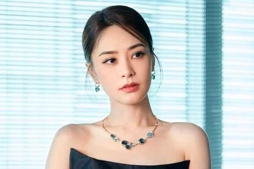 Nữ diễn viên nổi tiếng hẹn hò đàn em kém 19 tuổi, lộ hàng loạt tình tiết bất ngờ