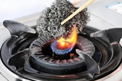 Đặt những quả bóng len thép vào lửa và nướng chúng. Nó thực sự hữu ích và giải quyết được nhiều vấn đề trong gia đình