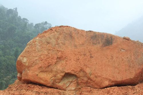 Hàng ngàn khối đất đá sạt lở chia cắt đèo Khánh Lê