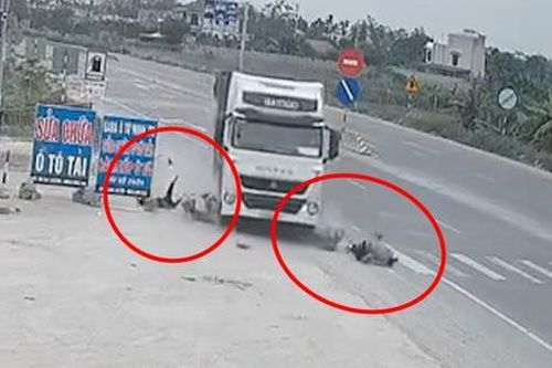 Khoảnh khắc xe tải cùng lúc đâm trúng hai người đi xe đạp