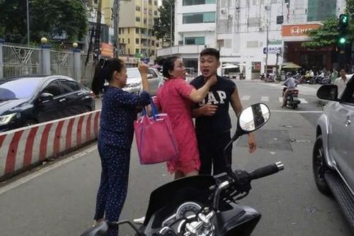 Phẫn nỗ clip nam tài xế hung hăng đánh dã man người đi đường trước Bệnh viện Từ Dũ