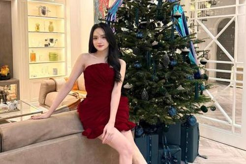 Hoa hậu Hương Giang khoe vai trần gợi cảm, lộ một góc trong căn biệt thự triệu đô