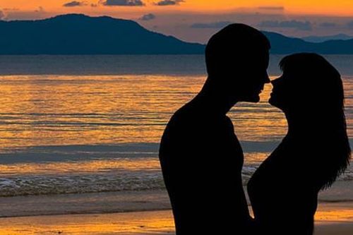 Cô gái 22 tuổi nhập viện vì một nụ hôn từ 'trai lạ'