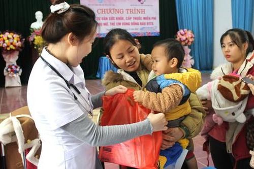 Khám, tư vấn, cấp thuốc miễn phí cho 300 phụ nữ và trẻ em dân tộc thiểu số