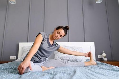 Gợi ý 6 động tác giãn cơ nên tập trước khi ra khỏi giường vào mùa đông phòng ngừa đột quỵ
