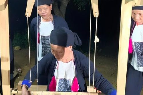 Phụ nữ người Dao Họ ở Lào Cai chung tay bảo tồn và phát huy nghề dệt thổ cẩm