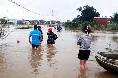 Bình Định: Hội LHPN xã Phước Hòa thăm hỏi, động viên 2 gia đình có con học lớp 6 bị lũ cuốn