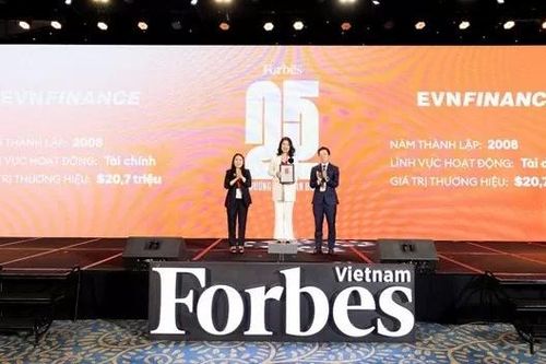 Forbes vinh danh EVNFinance trong Top 25 Thương hiệu dẫn đầu năm 2024