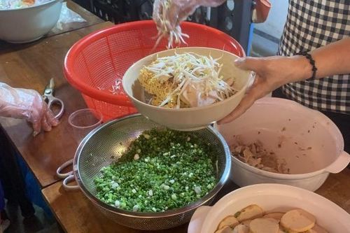 TP. Hồ Chí Minh: Ấm lòng những tô mì 0 đồng giữa trung tâm Quận 1