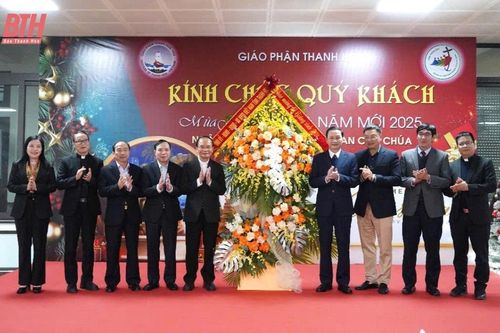 Các đồng chí lãnh đạo tỉnh chúc mừng Tòa Giám mục Thanh Hóa nhân Lễ Thiên chúa giáng sinh