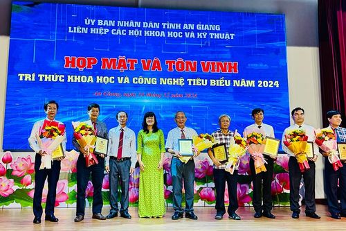 Tôn vinh 17 trí thức khoa học và công nghệ năm 2024