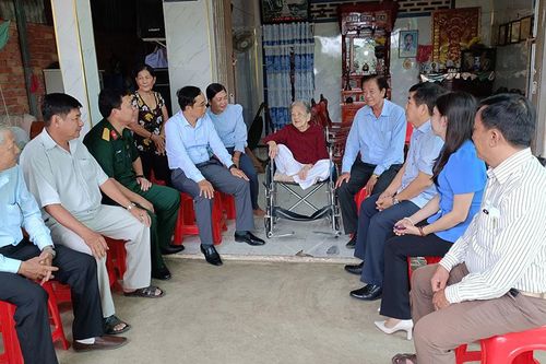 Bí thư Huyện ủy Thoại Sơn thăm, chúc mừng Ban Chỉ huy Quân sự huyện