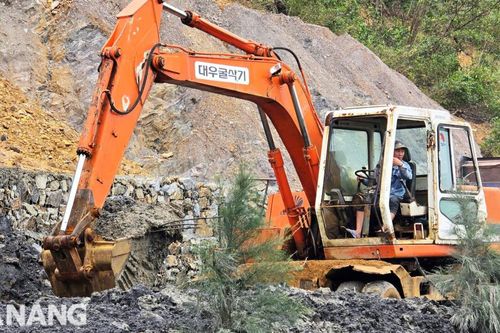 Khắc phục sạt lở đường vành đai phía Tây