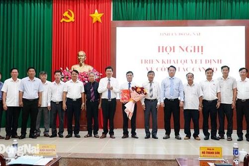 Phó bí thư thường trực Tỉnh ủy Hồ Thanh Sơn trao quyết định về công tác cán bộ tại huyện Cẩm Mỹ