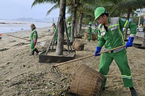 Nỗ lực thu gom rác dạt vào bãi biển Nha Trang sau mưa lũ