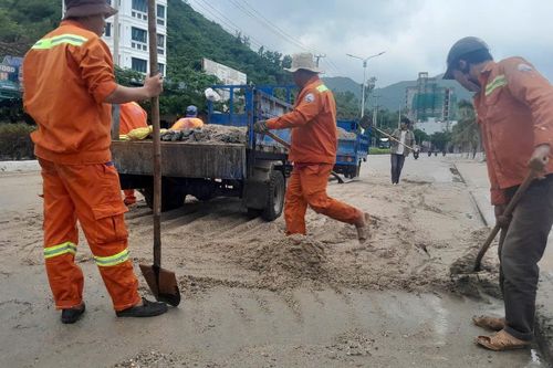 Nha Trang: Dọn cát biển tràn lên đường Phạm Văn Đồng