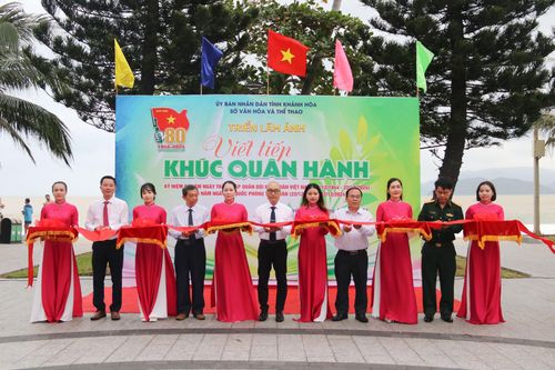 Khai mạc triển lãm ảnh 'Viết tiếp khúc quân hành'