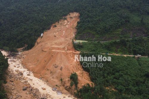 Ngày đêm nỗ lực khắc phục sạt lở trên đèo Khánh Lê