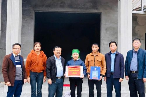 Phó Chủ tịch UBND tỉnh Nguyễn Trọng Hài thăm, tặng quà một số gia đình tại huyện Bảo Thắng