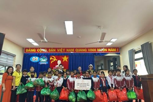 Đức Trọng: Trao 150 phần quà cho học sinh người dân tộc thiểu số có hoàn cảnh khó khăn