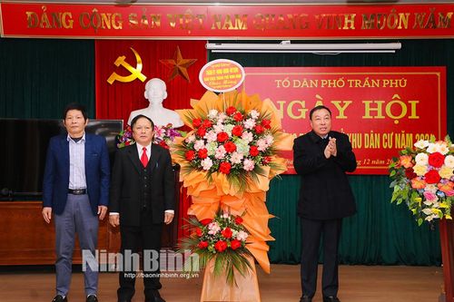 Đồng chí Bí thư Thành ủy Ninh Bình dự Ngày hội Quốc phòng toàn dân tại phố Trần Phú, phường Thanh Bình
