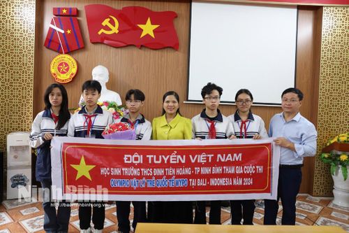Thầy giáo được tặng thưởng danh hiệu Nhà giáo Ưu tú trẻ nhất tỉnh