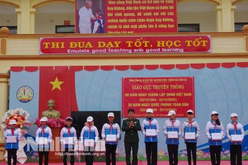 Bộ CHQS tỉnh tổ chức giáo dục truyền thống cho học sinh