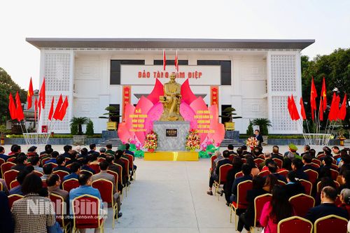 Khánh thành và gắn biển công trình Tổ hợp Bảo tàng-Thư viện thành phố Tam Điệp chào mừng Đại hội Đảng bộ thành phố lần thứ XI