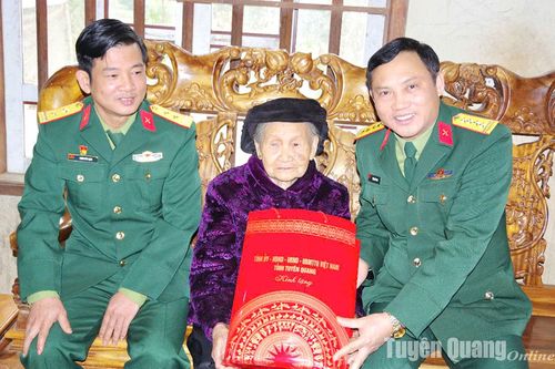 Chỉ huy trưởng Bộ Chỉ huy quân sự tỉnh Đặng Văn Long thăm hỏi gia đình chính sách