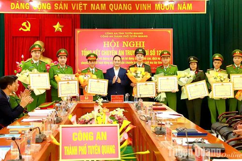 Khen thưởng 31 tập thể, cá nhân có thành tích xuất sắc trong phá Chuyên án 124M