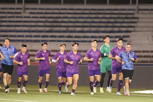 Đội tuyển Việt Nam tập làm quen sân Rizal Memorial
