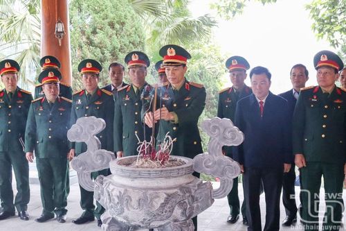 Đoàn đại biểu Quân ủy Trung ương dâng hương tại ATK Định Hóa