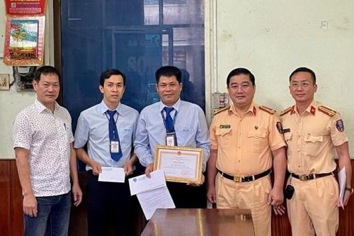 Trao tặng giấy khen cho lái xe Công ty TNHH Kinh doanh vận tải Sơn Tùng trong tham gia phá đường dây vận chuyển ma túy
