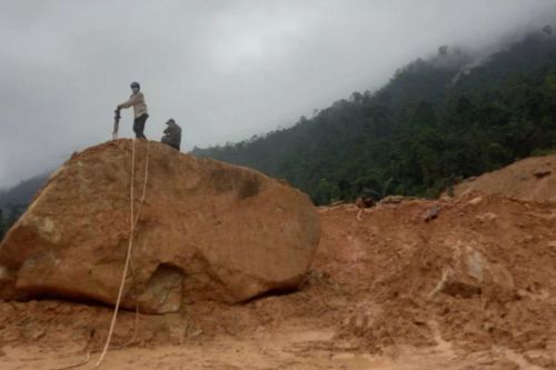 Dùng mìn phá khối đá nặng hơn 100 tấn để thông đèo Khánh Lê
