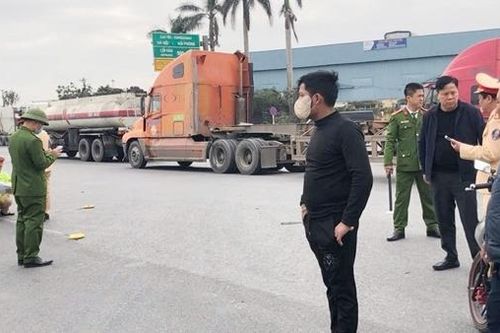 Va chạm với xe đầu kéo, 2 mẹ con tử vong thương tâm