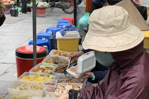 Ngộ độc từ những thức ăn không rõ nguồn gốc, bán tràn lan trên hè phố